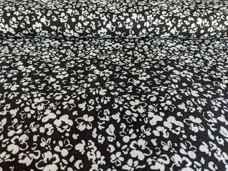 Viskose Twill, leicht und fließend, Blumen auf Sc » Zierstoff einfach nähen Viskose Twill, leicht und fließend, Blumen auf Sc » Zierstoff einfach nähen
