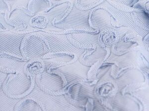 Leichter Baumwollstoff mit aufgestickten Blumen, unifarben Hellblau – Bild 3