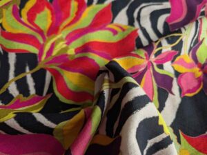 Viskose Crepe Stoff, bunte Musterung Blumen Rot Gelb Schwarz – Bild 3