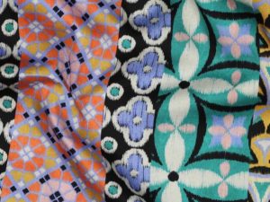 Baumwoll Satin Stoff, Retro Musterung Ornamente bunt – Bild 1