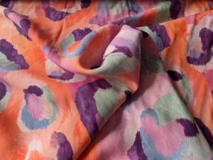 Viskose Satin Stoff, Leo Musterung Koralle Lila Mint – Bild 1