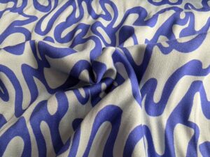 Viskose Satin, grafisches Muster Hellblau / Blau