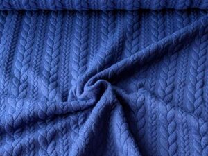 Dehnbarer Strickstoff mit Zopfmuster, Rpyalblau – Bild 1